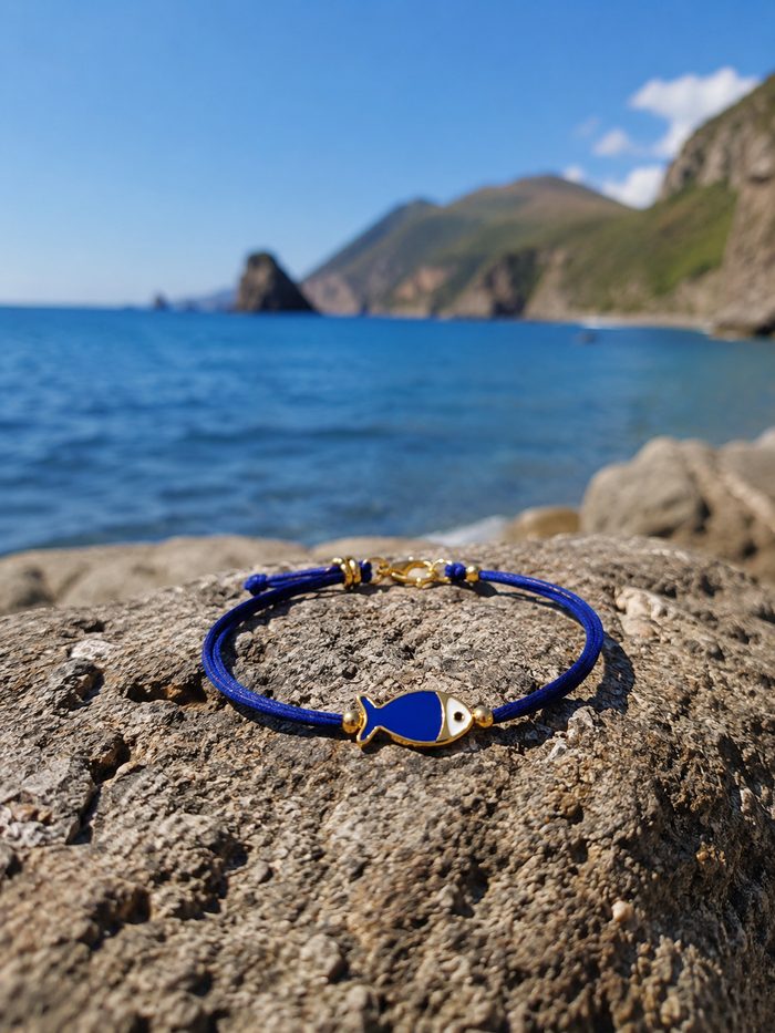 Braccialetti OLOAP su sfondo marino